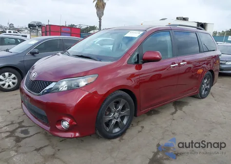 2014 Toyota Sienna Se 8 Passenger z USA, uszkodzony, nr VIN 5TDXK3DC4ES496777